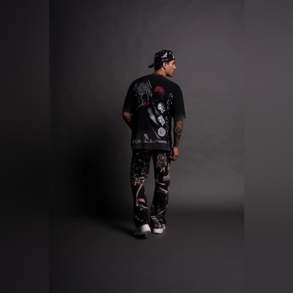 IN THE SHADOWS "PREMIUM" OVERSIZED TEE IN BLACK- Soldout!! - Picture 5 of 10